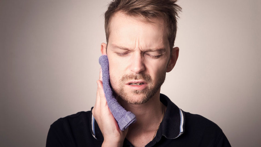 Răng khôn mọc lệch hàm trên: Khi nào cần nhổ?
